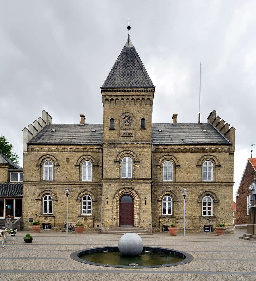 983pxVarde__Rathaus Brikk