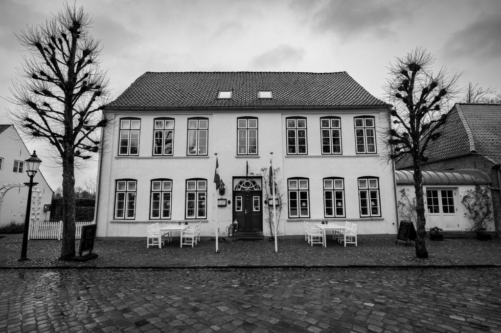 Hvad betyder boligens alder for prisen?